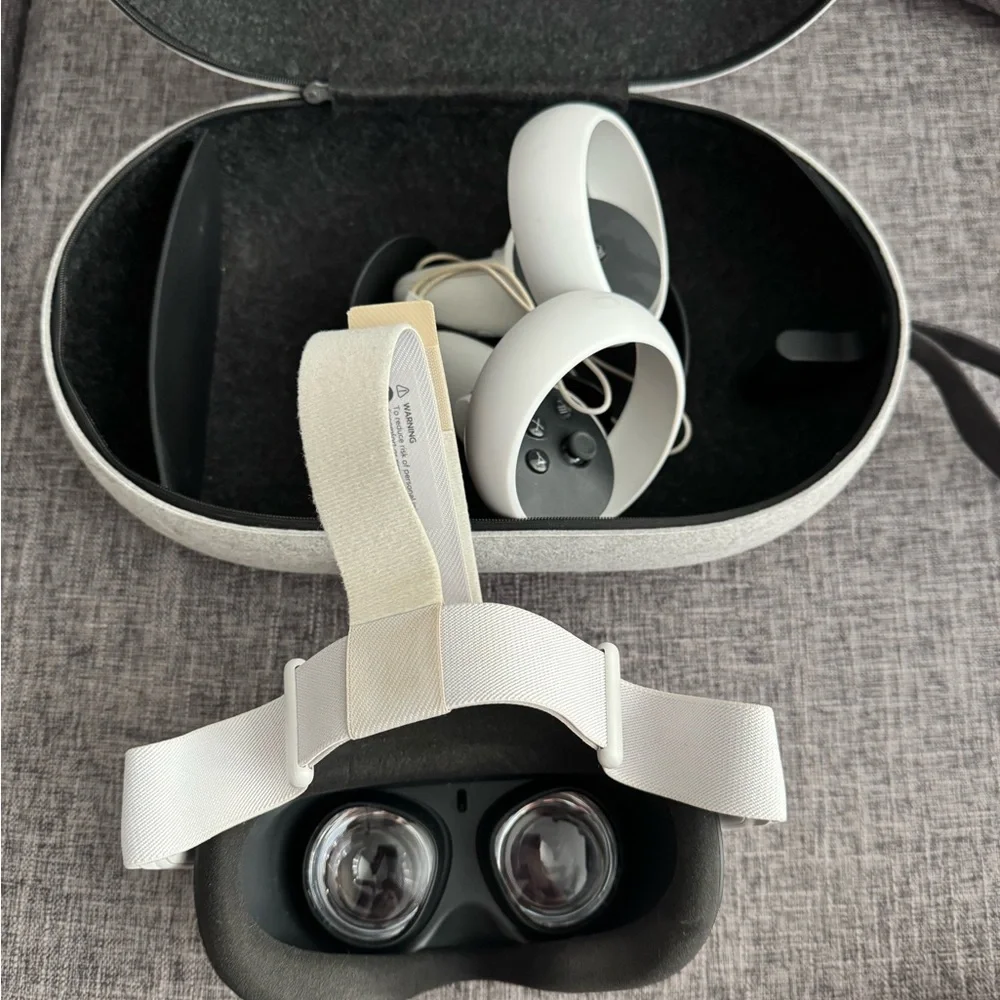 Oculus White VR Headset with Controllers
